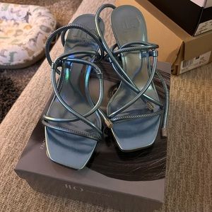 Used once… Selling because after pregnancy my feet grew. Size 7  brand Jlo